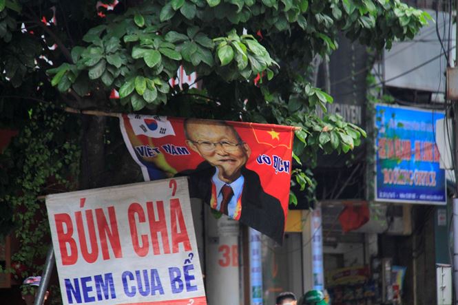 Phố phường Hà Nội rực rỡ trước trận chung kết AFF Cup pho phuong ha noi ruc ro truoc tran chung ket aff cup