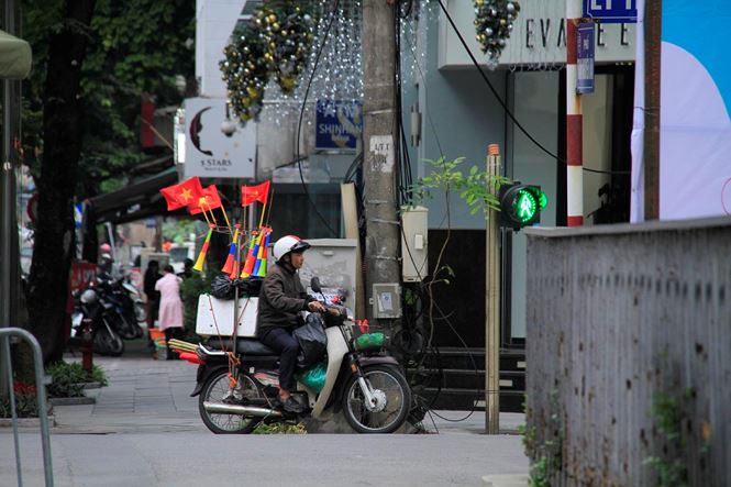 Phố phường Hà Nội rực rỡ trước trận chung kết AFF Cup pho phuong ha noi ruc ro truoc tran chung ket aff cup
