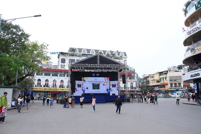 Phố phường Hà Nội rực rỡ trước trận chung kết AFF Cup pho phuong ha noi ruc ro truoc tran chung ket aff cup