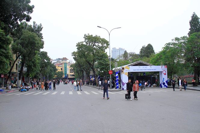 Phố phường Hà Nội rực rỡ trước trận chung kết AFF Cup pho phuong ha noi ruc ro truoc tran chung ket aff cup