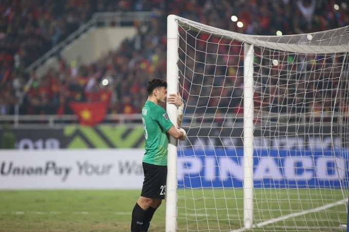 thu mon dang van lam quy goi om cot doc va bat khoc khi viet nam vo dich aff cup 2018