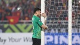 Thủ môn Đặng Văn Lâm quỳ gối, ôm cột dọc và bật khóc khi Việt Nam vô địch AFF CUP 2018