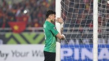 Thủ môn Đặng Văn Lâm quỳ gối, ôm cột dọc và bật khóc khi Việt Nam vô địch AFF CUP 2018