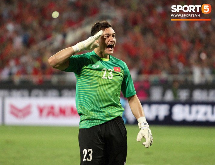 thu mon dang van lam voi nhung pha an mung chien thang cuc chat trong aff cup 2018
