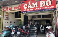 gia dinh 5 nguoi di xe hoi thoat hiem ky dieu duoi muong nuoc