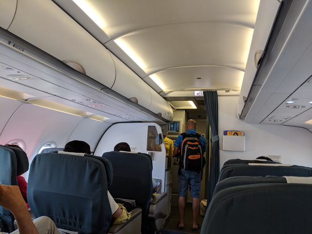 khach di myanmar len nham may bay vietnam airlines den singapore