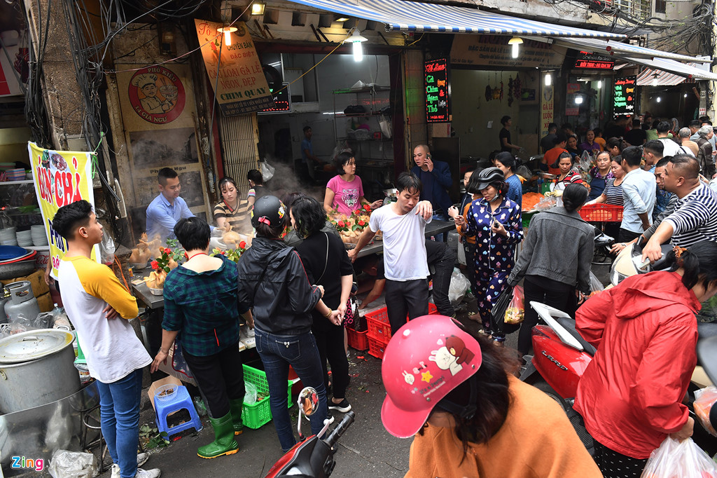 chen chan mua ga cung giao thua sang 30 tet