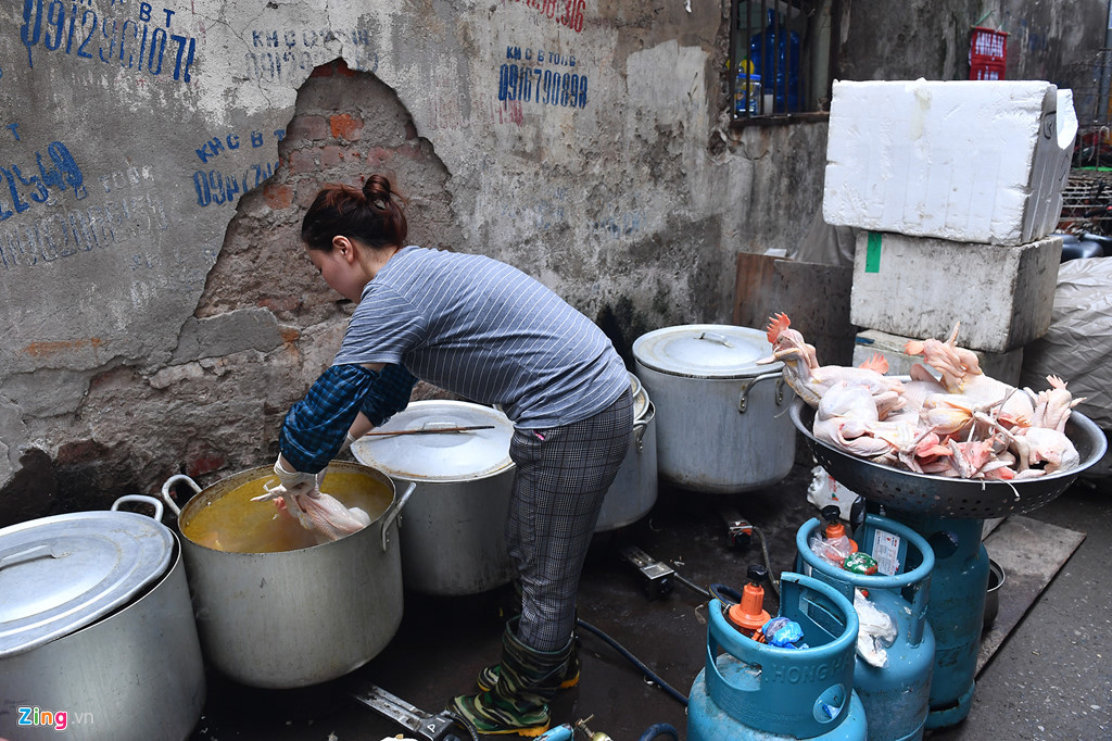 chen chan mua ga cung giao thua sang 30 tet