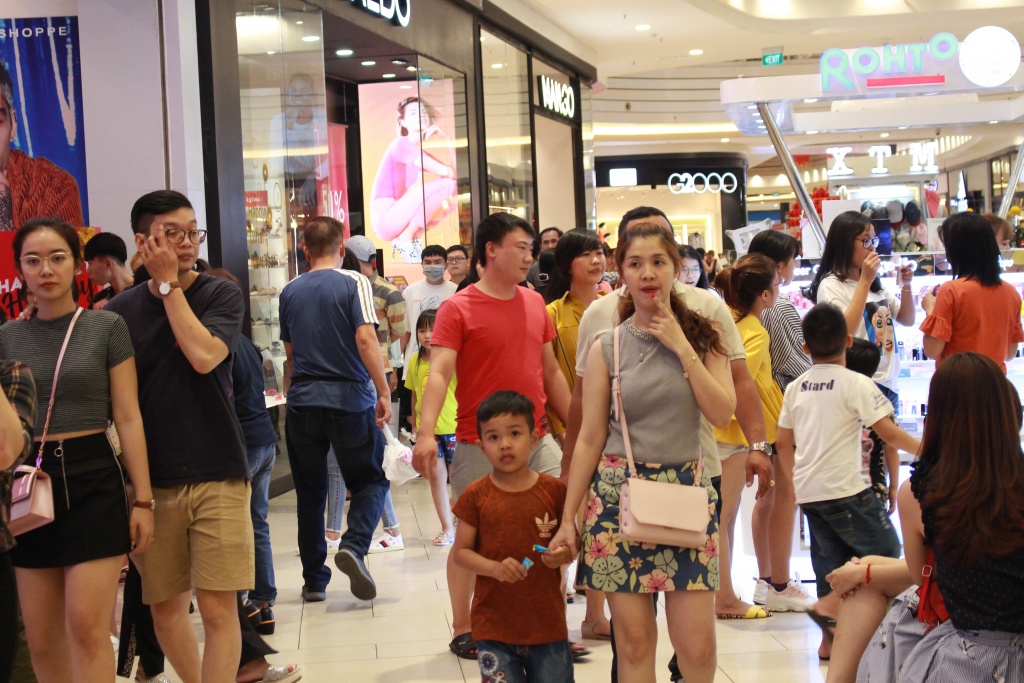 trung tam thuong mai sai gon chat kin nguoi ngay cuoi nghi tet