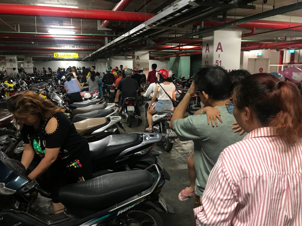 trung tam thuong mai sai gon chat kin nguoi ngay cuoi nghi tet