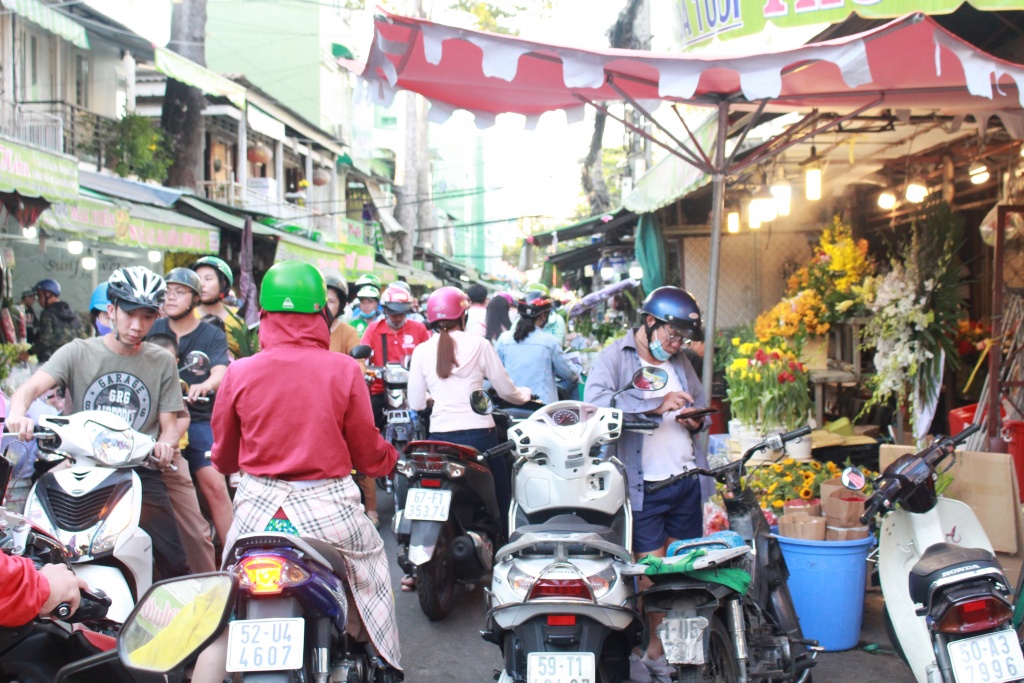 le tinh nhan dan ong phu nu chen nhau mua hoa o cho hoa lon nhat sai gon
