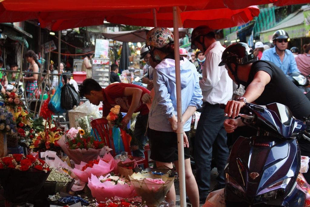 le tinh nhan dan ong phu nu chen nhau mua hoa o cho hoa lon nhat sai gon