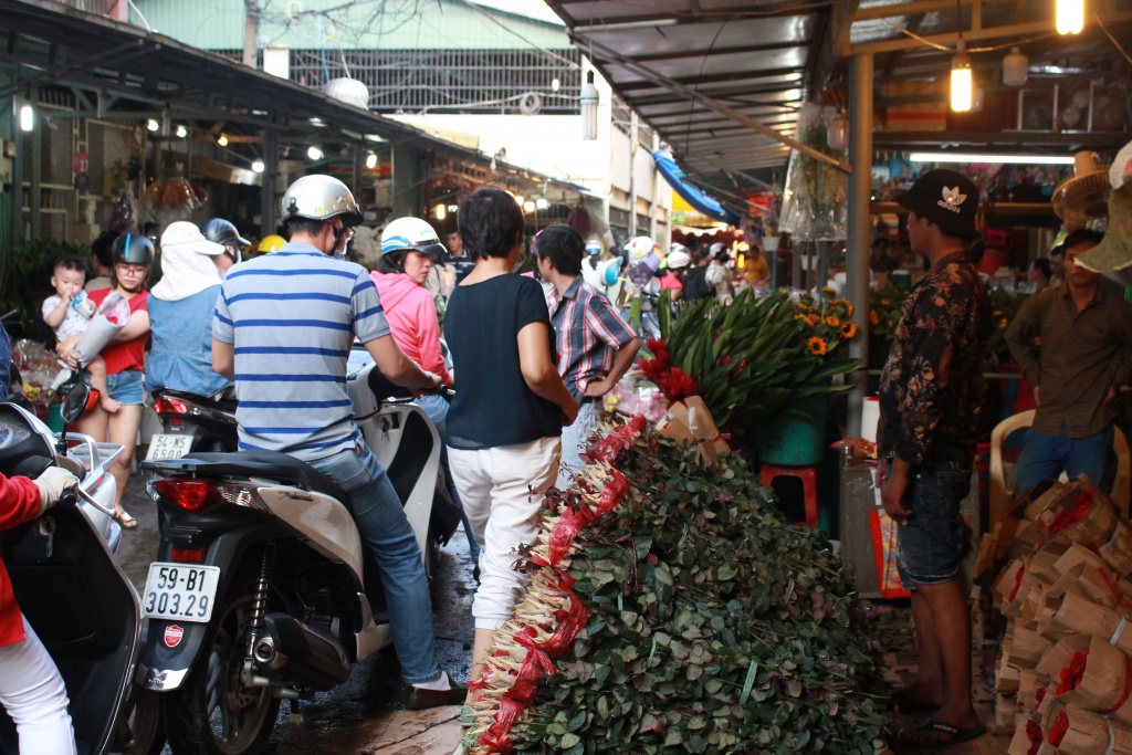 le tinh nhan dan ong phu nu chen nhau mua hoa o cho hoa lon nhat sai gon