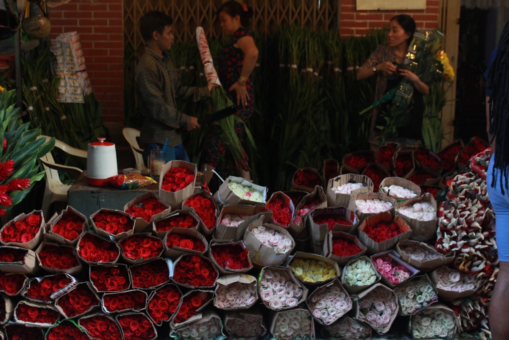le tinh nhan dan ong phu nu chen nhau mua hoa o cho hoa lon nhat sai gon