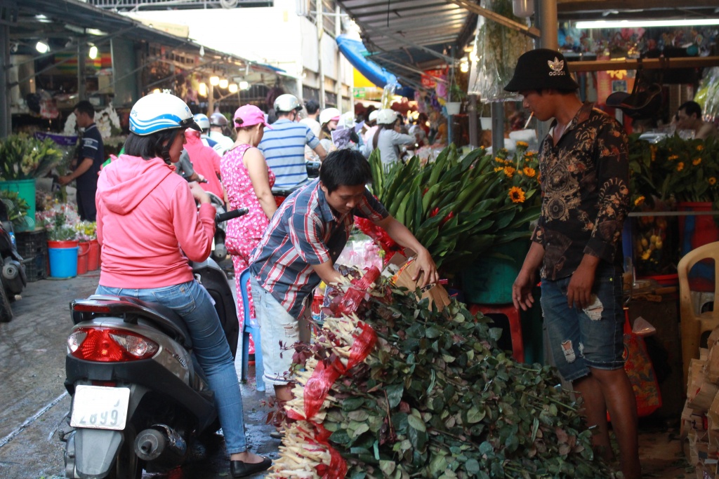 le tinh nhan dan ong phu nu chen nhau mua hoa o cho hoa lon nhat sai gon