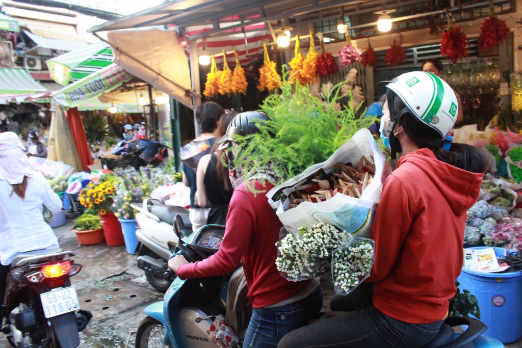 le tinh nhan dan ong phu nu chen nhau mua hoa o cho hoa lon nhat sai gon