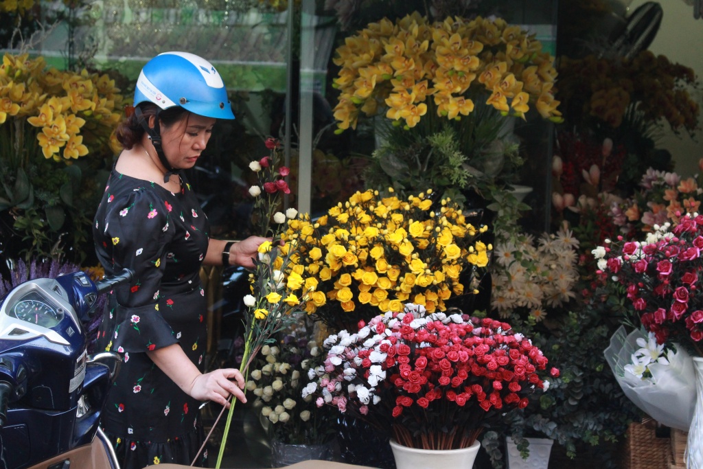 le tinh nhan dan ong phu nu chen nhau mua hoa o cho hoa lon nhat sai gon