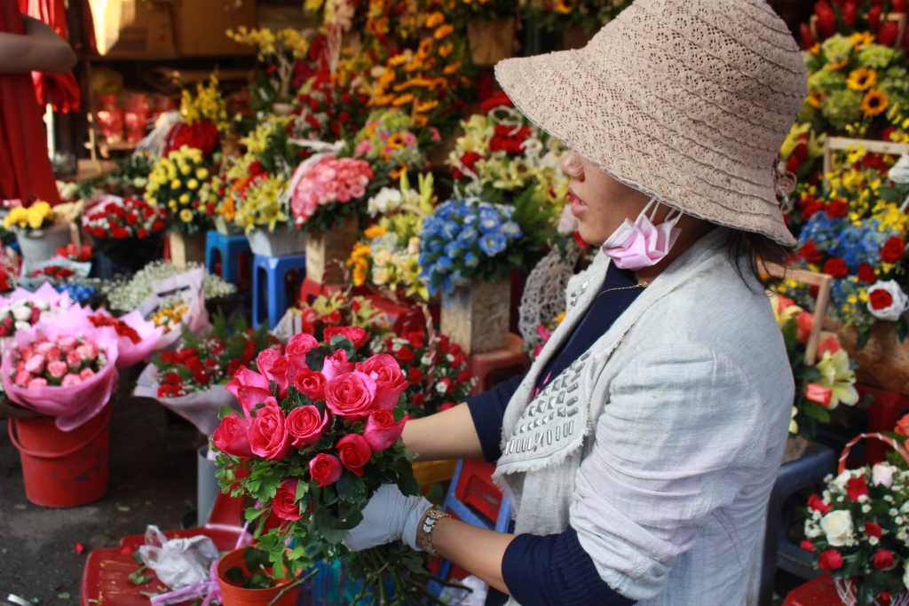 le tinh nhan dan ong phu nu chen nhau mua hoa o cho hoa lon nhat sai gon