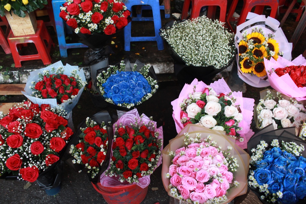 le tinh nhan dan ong phu nu chen nhau mua hoa o cho hoa lon nhat sai gon