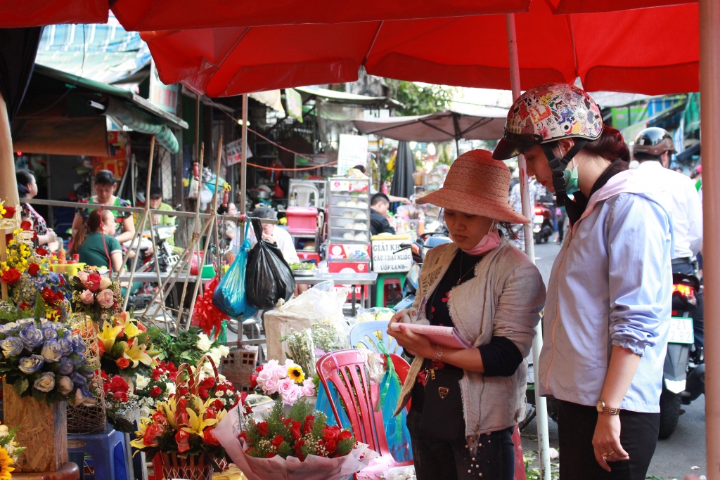 le tinh nhan dan ong phu nu chen nhau mua hoa o cho hoa lon nhat sai gon