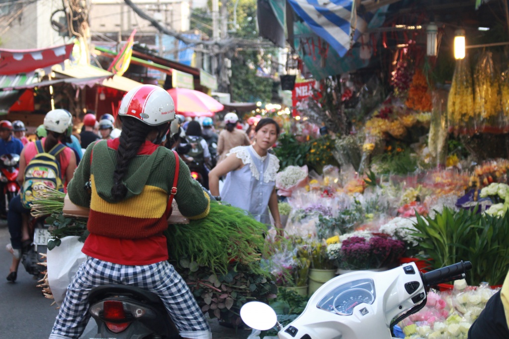 le tinh nhan dan ong phu nu chen nhau mua hoa o cho hoa lon nhat sai gon