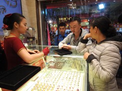 Ngày vía Thần Tài, nhiều người xếp hàng từ sáng sớm vẫn không mua được trang sức mặt heo, nhẫn kim tiền