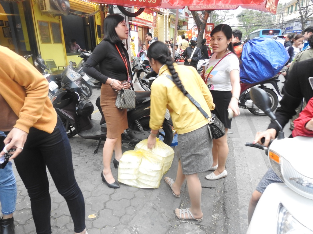 Ngày vía Thần Tài: Trời đã tối, dòng người đổ về phố vàng Hà Nội vẫn tăng, nhân viên bán vàng không ngơi tay ngay via than tai dong nguoi do ve pho vang ha noi ngay mot tang du troi da toi