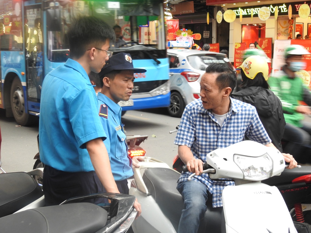 ngay via than tai dong nguoi do ve pho vang ha noi ngay mot tang du troi da toi