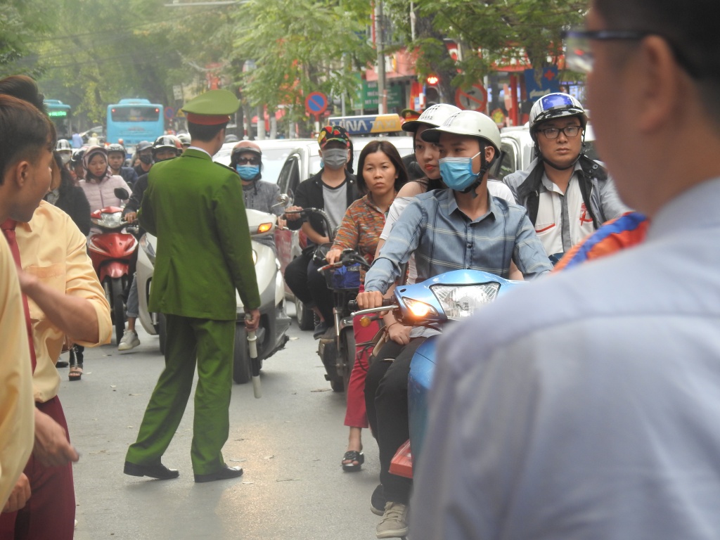 Ngày vía Thần Tài: Trời đã tối, dòng người đổ về phố vàng Hà Nội vẫn tăng, nhân viên bán vàng không ngơi tay ngay via than tai dong nguoi do ve pho vang ha noi ngay mot tang du troi da toi
