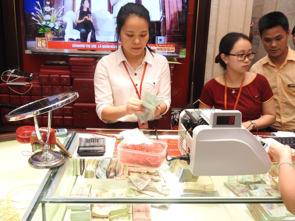 ngay via than tai dong nguoi do ve pho vang ha noi ngay mot tang du troi da toi