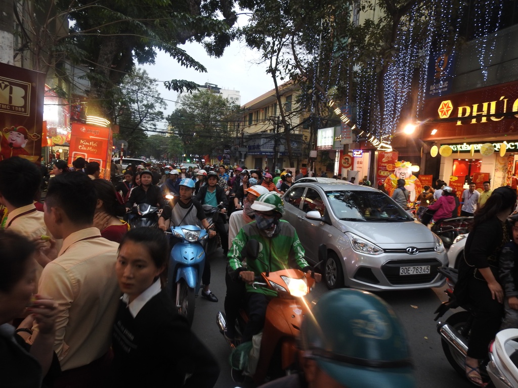 Ngày vía Thần Tài: Trời đã tối, dòng người đổ về phố vàng Hà Nội vẫn tăng, nhân viên bán vàng không ngơi tay ngay via than tai dong nguoi do ve pho vang ha noi ngay mot tang du troi da toi
