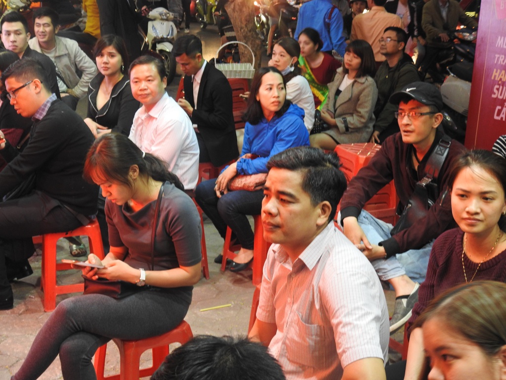 Ngày vía Thần Tài: Trời đã tối, dòng người đổ về phố vàng Hà Nội vẫn tăng, nhân viên bán vàng không ngơi tay ngay via than tai dong nguoi do ve pho vang ha noi ngay mot tang du troi da toi