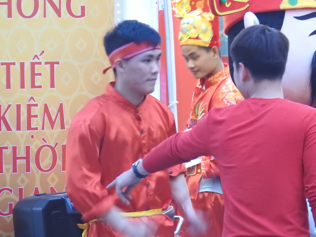 Ngày vía Thần Tài: Trời đã tối, dòng người đổ về phố vàng Hà Nội vẫn tăng, nhân viên bán vàng không ngơi tay ngay via than tai dong nguoi do ve pho vang ha noi ngay mot tang du troi da toi