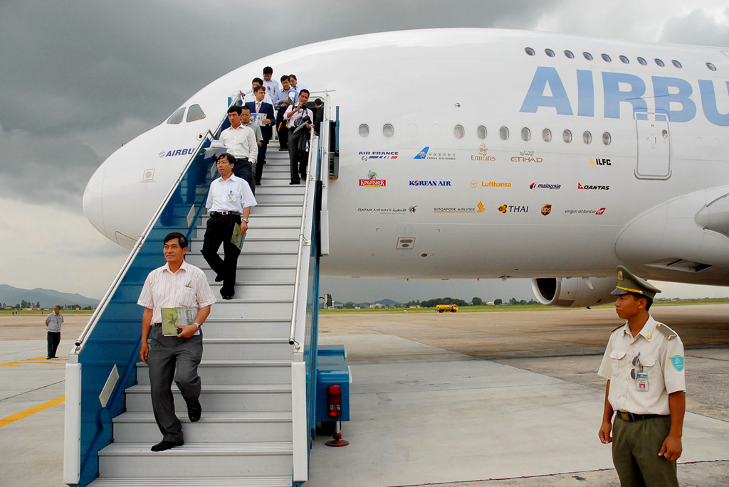 hinh anh may bay lon nhat the gioi tung den chao hang tai ha noi
