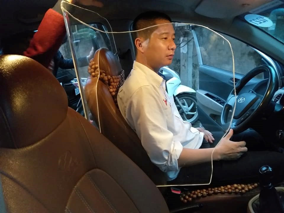 dung long chan tai xe taxi bao ve minh truoc rui ro nghe nghiep