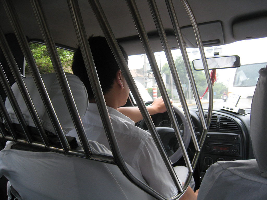 dung long chan tai xe taxi bao ve minh truoc rui ro nghe nghiep