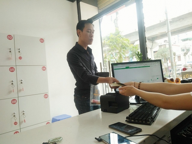 sinh vien khong lo ton kem khi mua qua tang ban gai nho khuyen mai 83