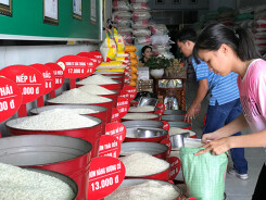 Người Việt đang phải mua gạo đắt hơn giá xuất khẩu