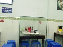 Đầu bếp Anthony Bourdain đã lên tiếng về chiếc bàn được đóng khung lồng kính tại quán bún chả Hương Liên
