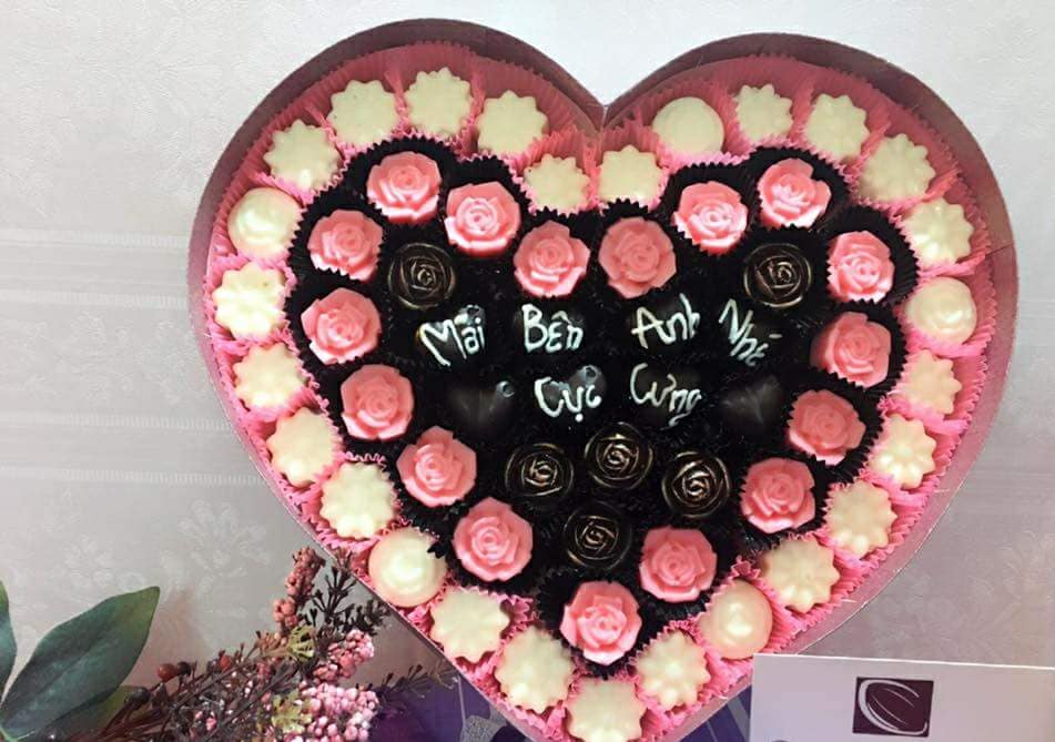 thi truong qua valentine trang socola trang hoa hong trang duoc san lung