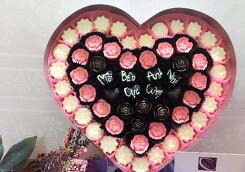 Thị trường quà Valentine trắng: Socola trắng, hoa hồng trắng được săn lùng