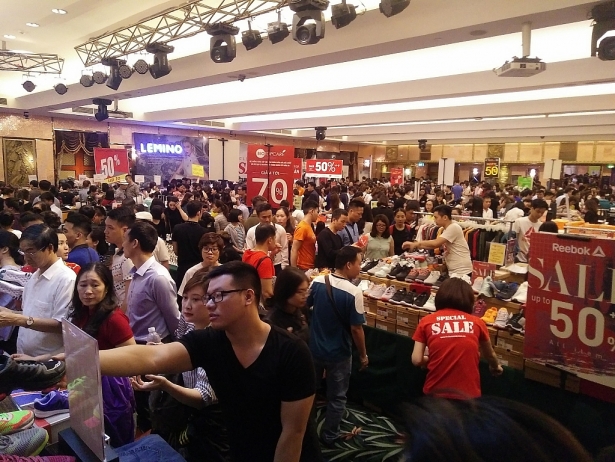 Tín đồ hàng hiệu 'ùn ùn' tới gian hàng giày tại sự kiện VStyle Gala Private Sale tin do hang hieu un un toi gian hang giay tai su kien vstyle gala private sale