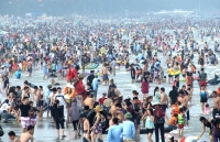 hang nghin nguoi no dua o bien vung tau khi nhiet do gan 40 do c