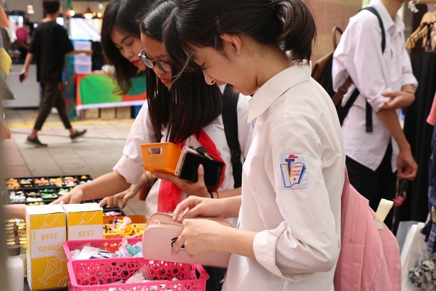 chay tui voi phien cho cuoi tuan hello weekend market danh cho gioi tre