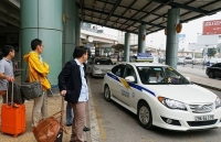 thich thu voi chiec xe taxi grab day do an vat mien phi cho khach