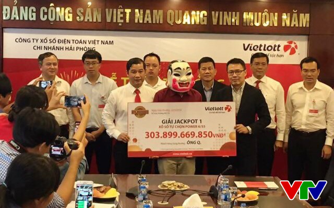 vietlott trao giai hon 303 ty dong cho khach hang trung thuong