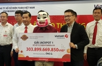 phia sau buc anh ong cu khoc trong mua la cau chuyen ve lao kho 20 nam ban ve so o sai gon