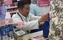 Nhìn cách nhân viên siêu thị Nhật phục vụ khách hàng mới ngả mũ thán phục
