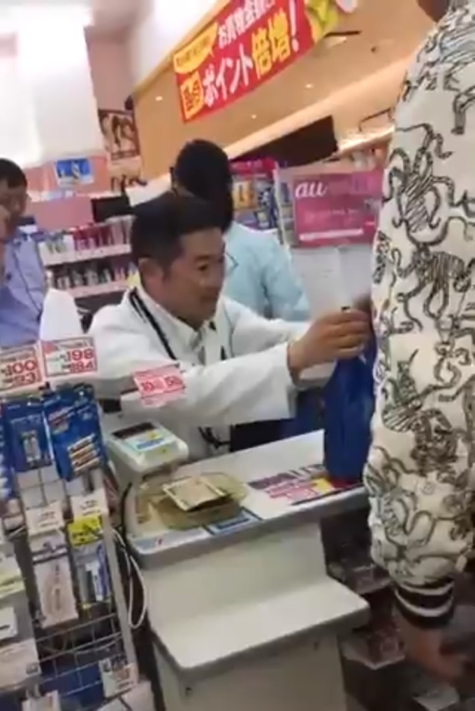 nhin cach nhan vien sieu thi nhat phuc vu khach hang moi nga mu than phuc