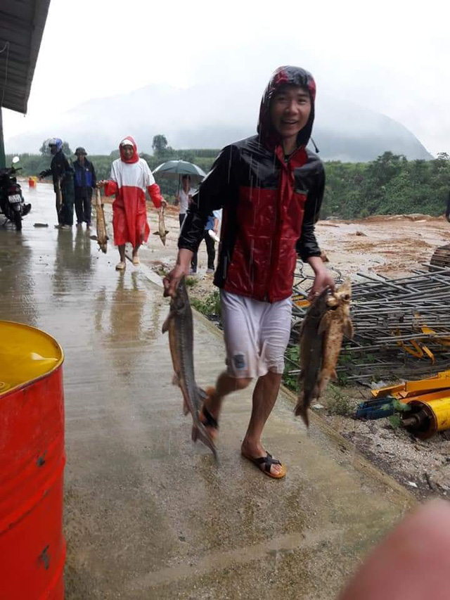xot long dac san ca tam ban re nhu cho tren via he o lai chau sau lu